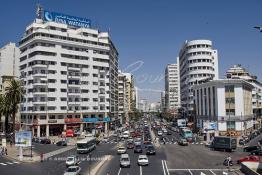 Image du Maroc Professionnelle de  Dans les années 50 apparaît le nouveau quartier d’affaire de Sidi Belyout, construit dans un style jusque-là inconnu. Son exécution était prévue par un plan d’ensemble d’Ecochard, approuvé en 1952. L’Avenue des Forces Armées Royales (F. A. R.), au centre, représente l’une des plus grandes réussites de ce projet. Bordée d’une suite de hauts immeubles d’un aspect très agréable et bien entretenus, elle bénéficie également d’un élargissement spatial considérable, dû à l’originalité architecturale de ses constructions en biais (la rangée du milieu), Mardi 7 Juillet 2009. (Photo / Abdeljalil Bounhar) 